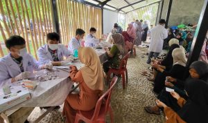 Warga Desa Sukasirna Antusias Ikut Cek Kesehatan Gratis dalam Kegiatan Live-in SMAIT Insan Mandiri Cibubur